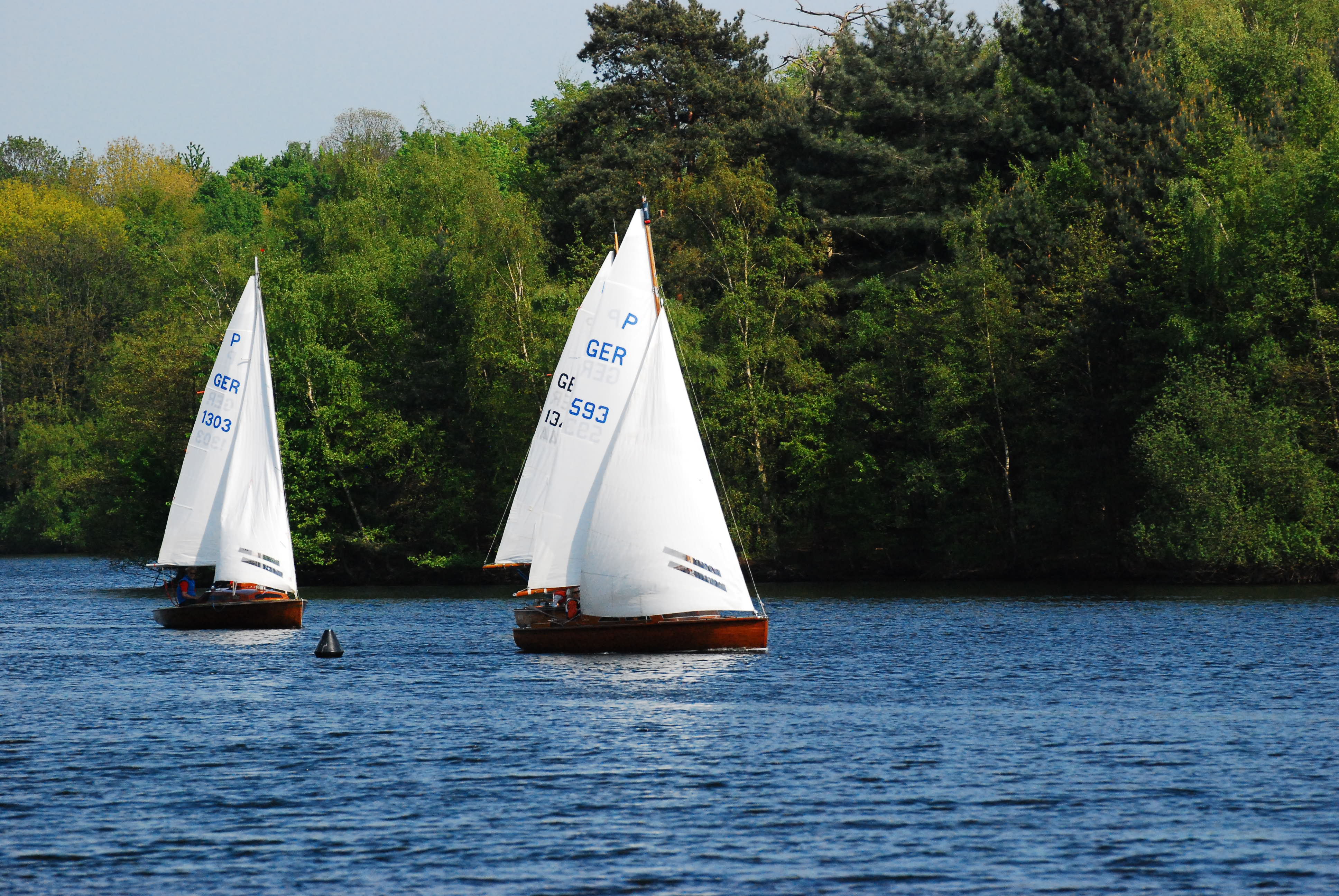 Źródło: https://cc0.photo/2021/09/22/two-sailboats-on-the-duisburg-six-lake-plateau/